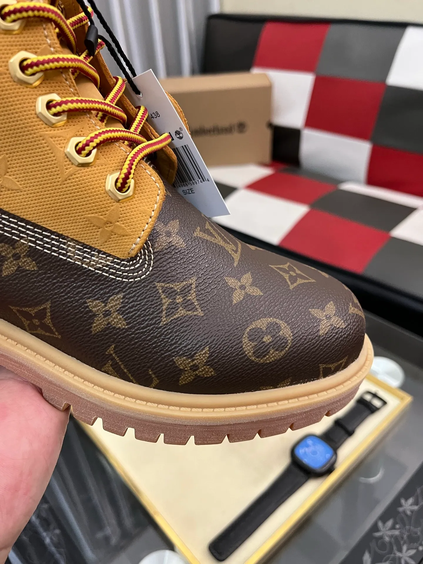 Ex-factory price: 458⌚️⌚️LV x Timberland Timberland joint model Presbyopia Embossed Rhubarb Boots Ankle Boots Short Boots LV x Timberland ankle boots are made of Monogram embossed waterproof nubuck cow leather, relying on the brand's exquisite craftsmanship to carefully reshape the classic Timberland 6-inch boot shape in Italy, with an eye-catching American workwear style. Created by Pharrell Williams 2025 autumn and winter menswear show. Monogram embossed tongue, original Timberland laces and outsole are exquisite details, and the leather label expresses the cooperation logo. Exquisite packaging at the delivery counter🛍📦 ▪️Material: Original customized imported first-layer cowhide ▪️Inner lining: Original customized leather lining/mesh lining ▪️Outsole: Original molded rubber material ▪️Sole thickness: 3.5CM ▪️Size: 38-44